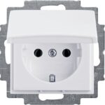 Pistikupesa, kaanega, maandusega, alpivalge, Basic55