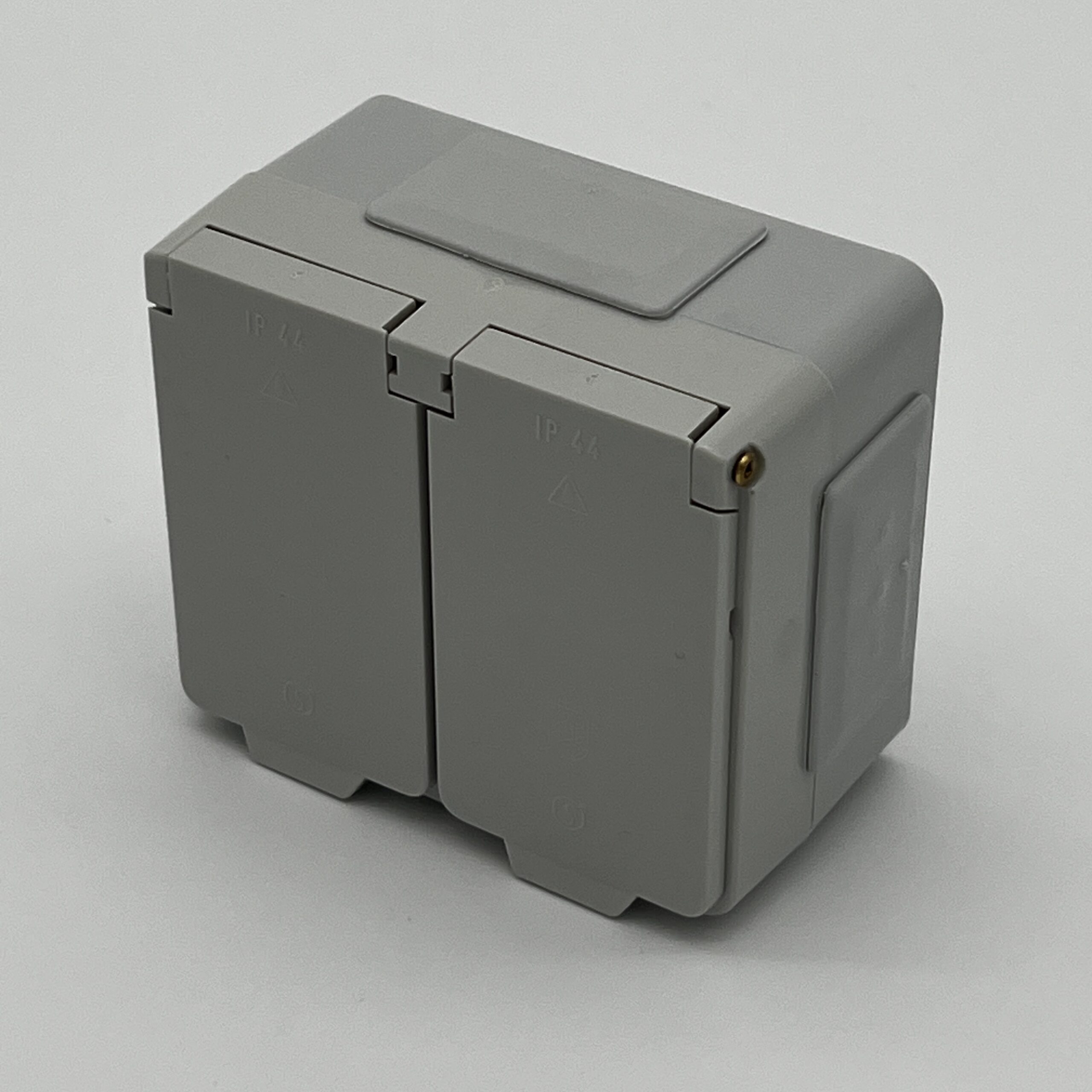 Pistikupesa pinnapealne, 2ne, hall, IP44, Strömfors